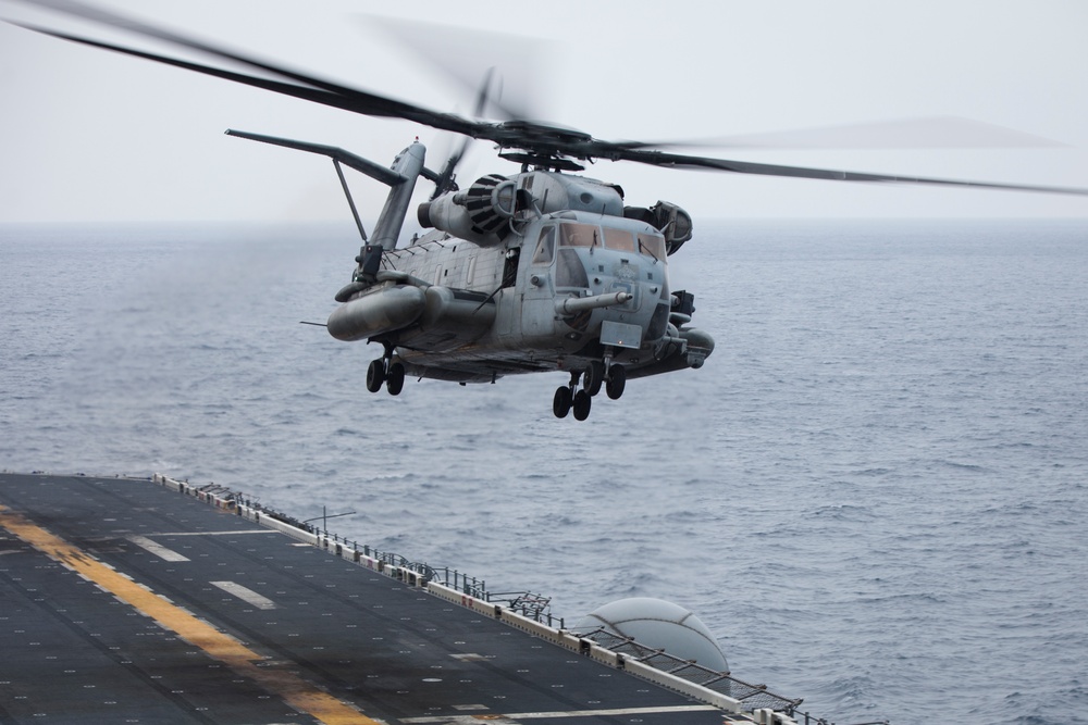 VMM-262 (Rein.) flight at sea