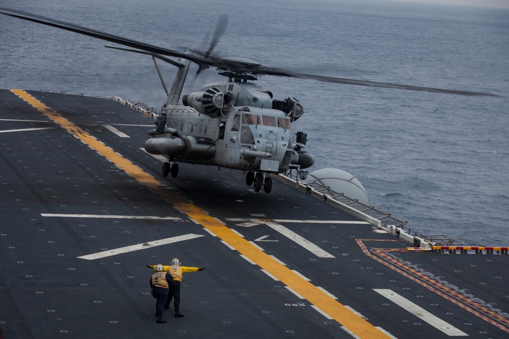 VMM-262 (Rein.) flight at sea