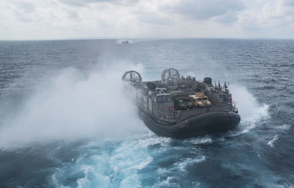 USS Bonhomme Richard (LHD 6) LCAC's Conduct Amphibious Integrated Training (AIT)