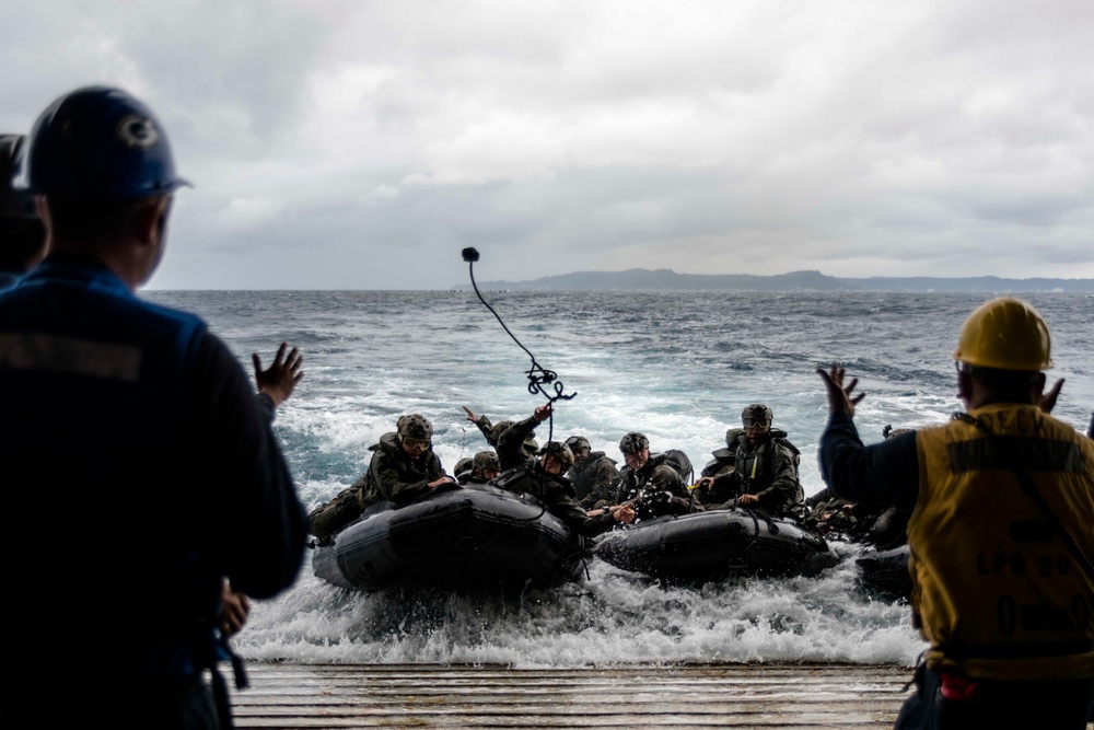 Green Bay and 31st MEU conduct CRRC rehearsal off the coast of Okinawa