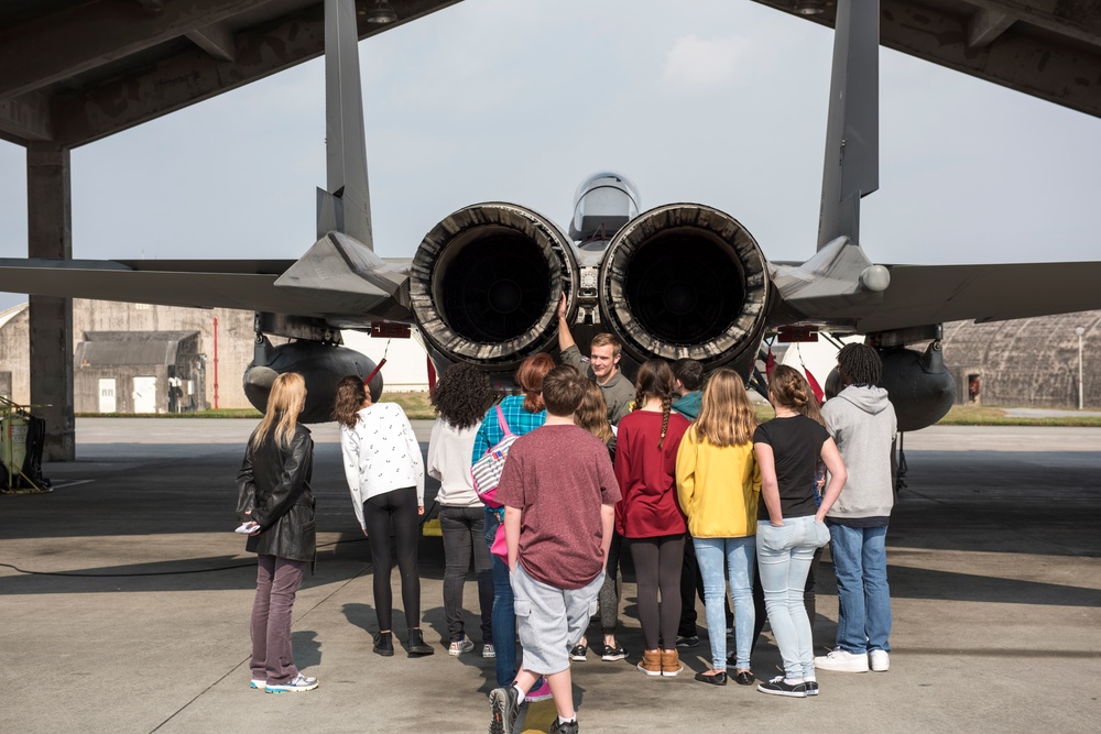 Fighter Pilots teach STEM: Kadena Middle Schoolers visit 18th Operations Support Squadron