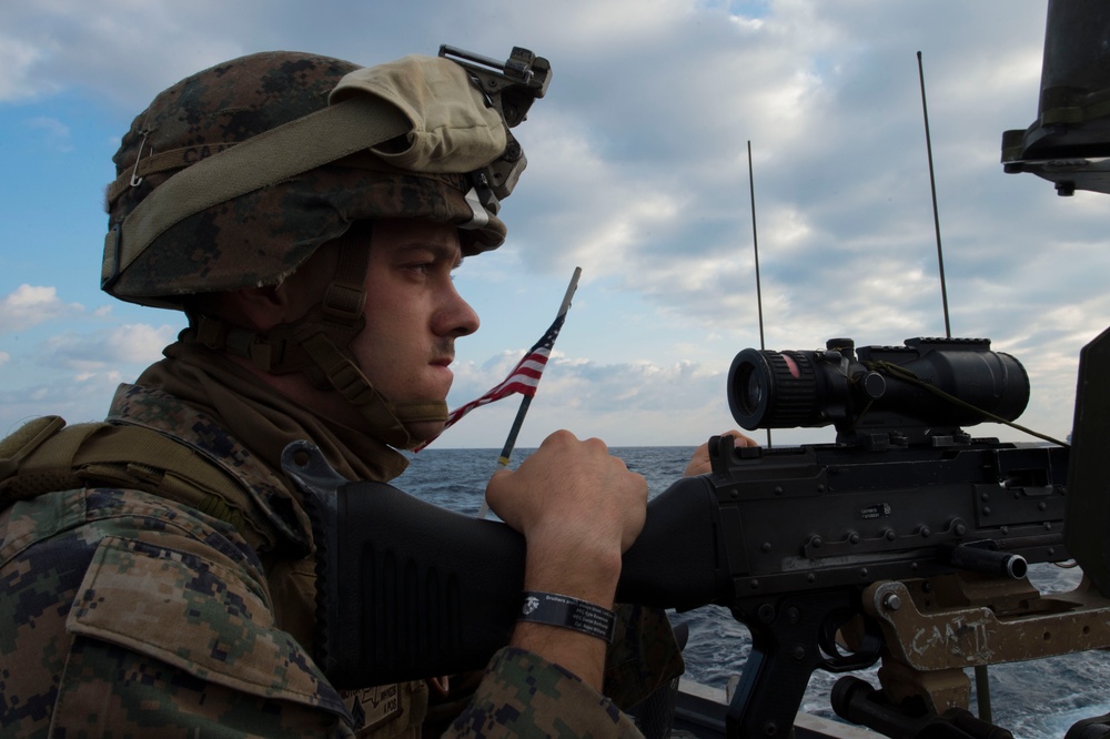 31st MEU Marines conduct a CRRC beach raid with USS Green Bay and LCU 1666