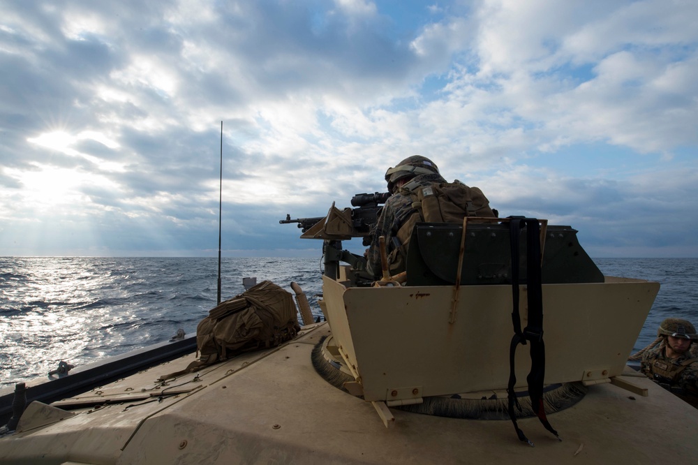 31st MEU Marines conduct a CRRC beach raid with USS Green Bay and LCU 1666