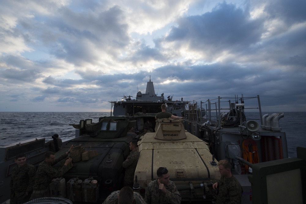 31st MEU Marines conduct a CRRC beach raid with USS Green Bay and LCU 1666