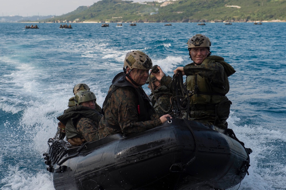 31st MEU Marines conduct a CRRC beach raid with USS Green Bay and LCU 1666