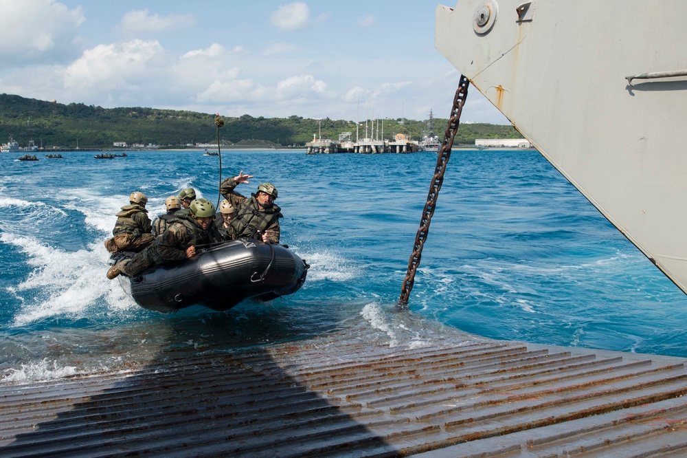 31st MEU Marines conduct a CRRC beach raid with USS Green Bay and LCU 1666