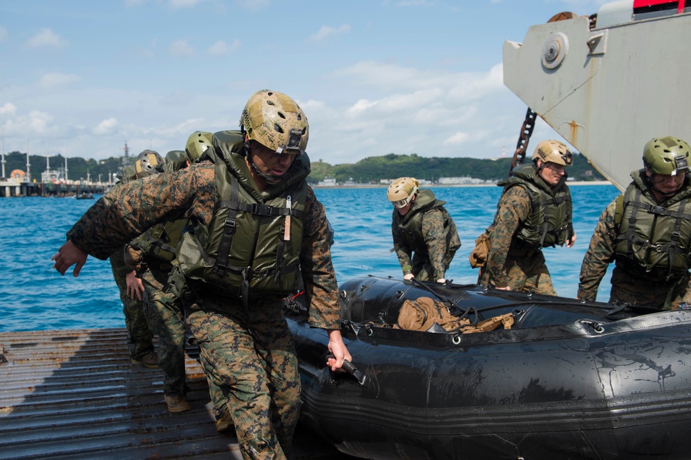 31st MEU Marines conduct a CRRC beach raid with USS Green Bay and LCU 1666