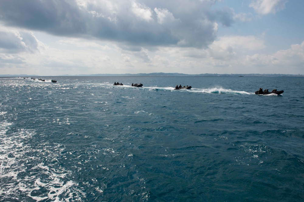 31st MEU Marines conduct a CRRC beach raid with USS Green Bay and LCU 1666