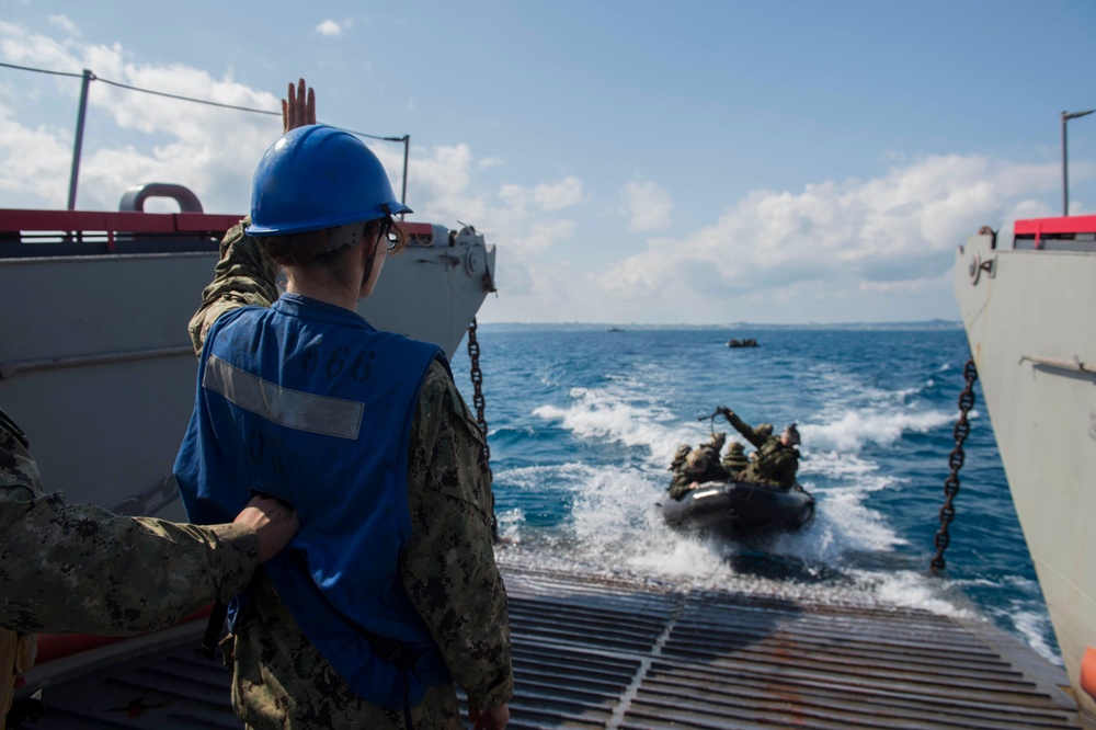 31st MEU Marines conduct a CRRC beach raid with USS Green Bay and LCU 1666