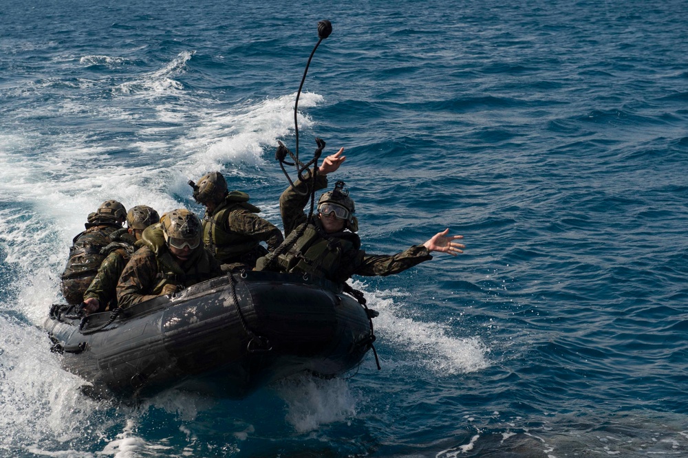 31st MEU Marines conduct a CRRC beach raid with USS Green Bay and LCU 1666