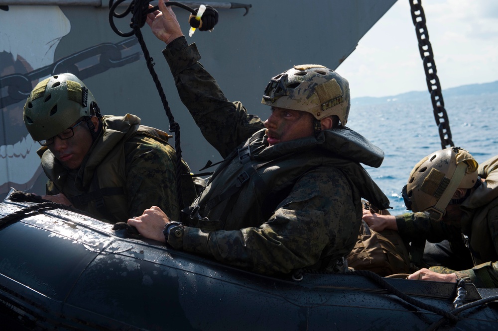 31st MEU Marines conduct a CRRC beach raid with USS Green Bay and LCU 1666