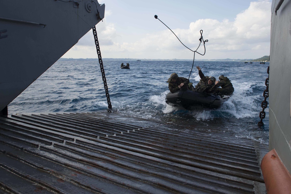 31st MEU Marines conduct a CRRC beach raid with USS Green Bay and LCU 1666