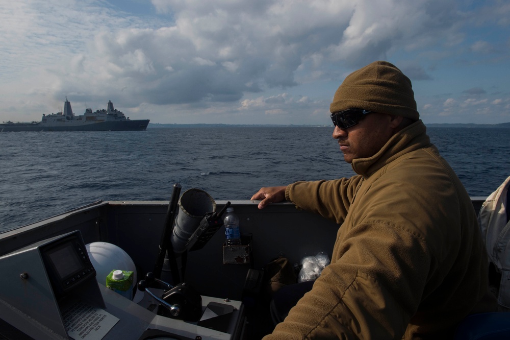 31st MEU Marines conduct a CRRC beach raid with USS Green Bay and LCU 1666