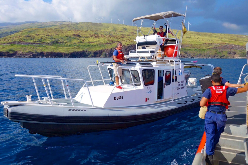 Hawaiian Islands Humpback Whale National Marine Sanctuary, NOAA National Marine Fisheries Service, U.S. Coast Guard respond to entangled subadult humpback whale off Maui