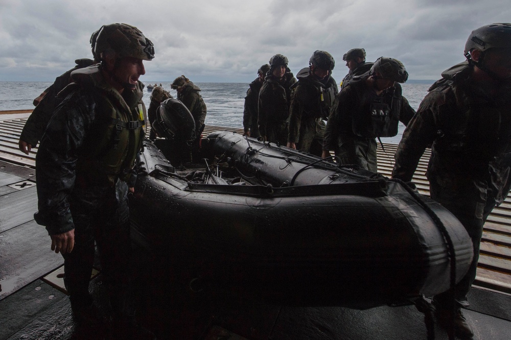 Green Bay and 31st MEU conduct CRRC rehearsal