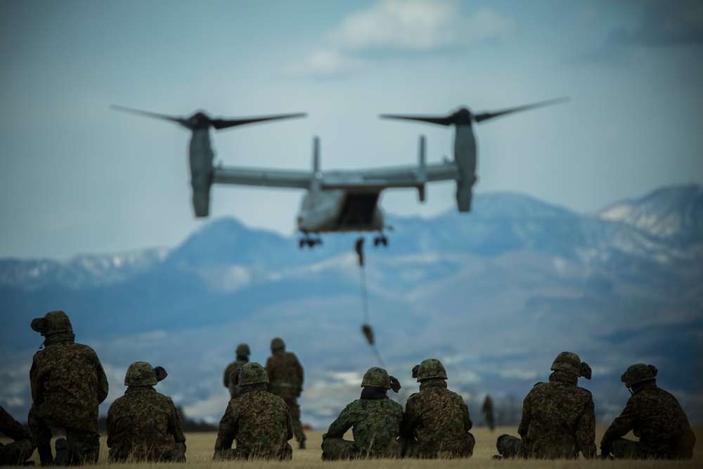 Japanese Soldiers fast rope off Osprey