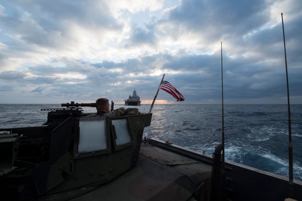 31st MEU Marines conduct a CRRC beach raid with USS Green Bay and LCU 1666