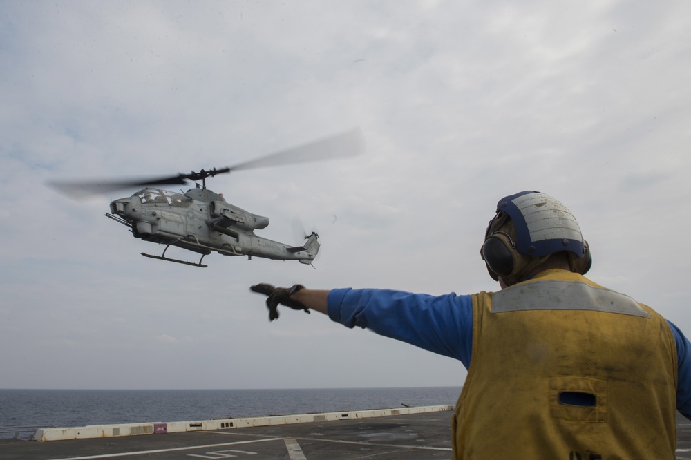 Green Bay conducts flight ops with VMM-262