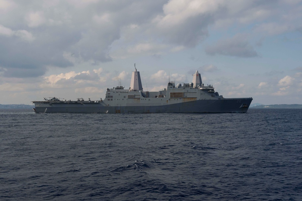 31st MEU Marines conduct a CRRC beach raid with USS Green Bay and LCU 1666