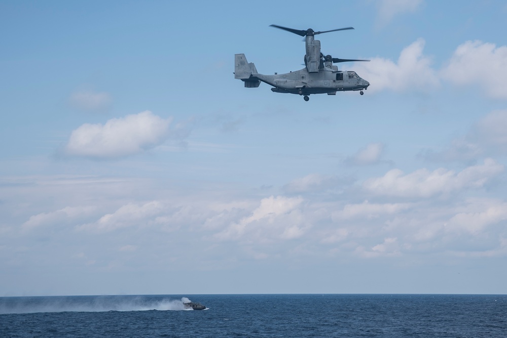 USS Bonhomme Richard (LHD 6) LCAC's Conduct Amphibious Integrated Training (AIT)