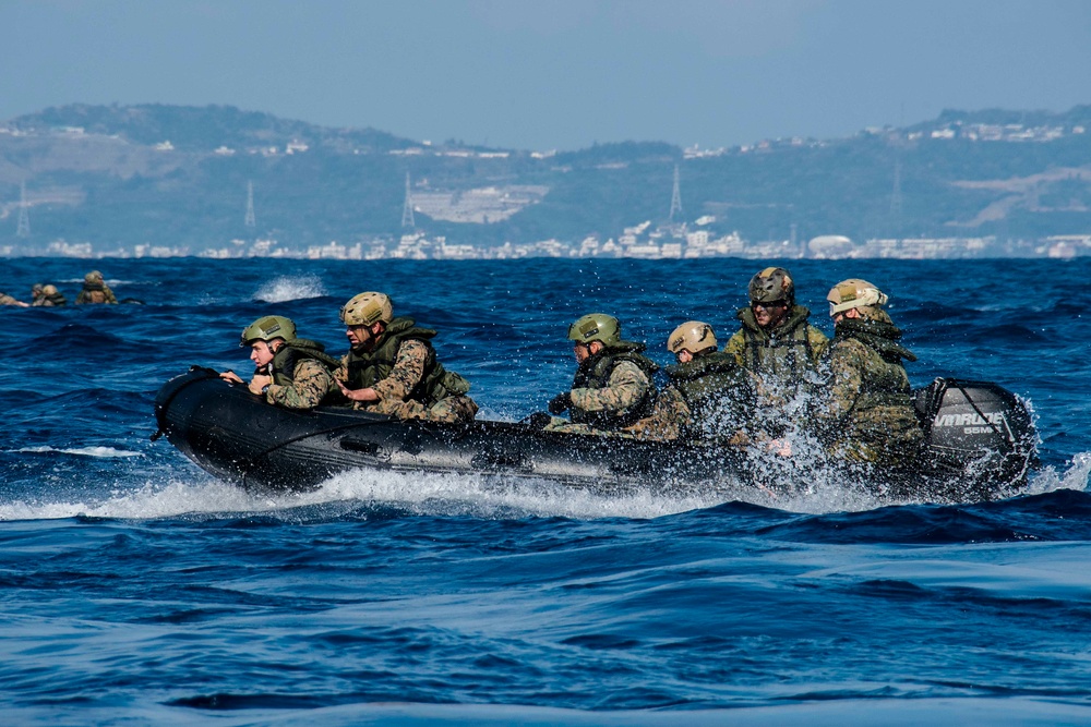 31st MEU departs USS Green Bay during CRRC raid