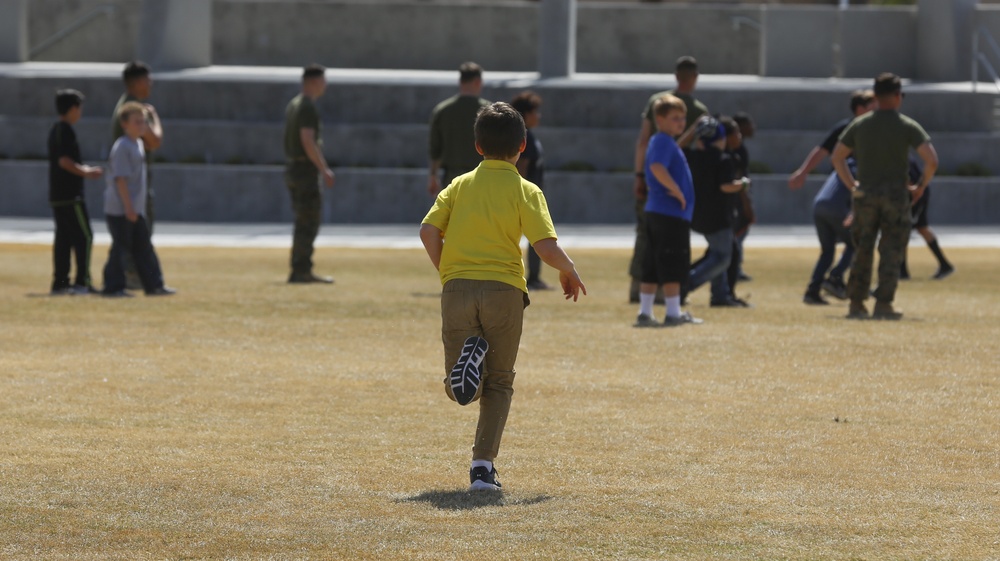 Palm Vista Elementary students eat lunch with Marines