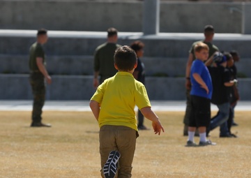 Palm Vista Elementary students eat lunch with Marines