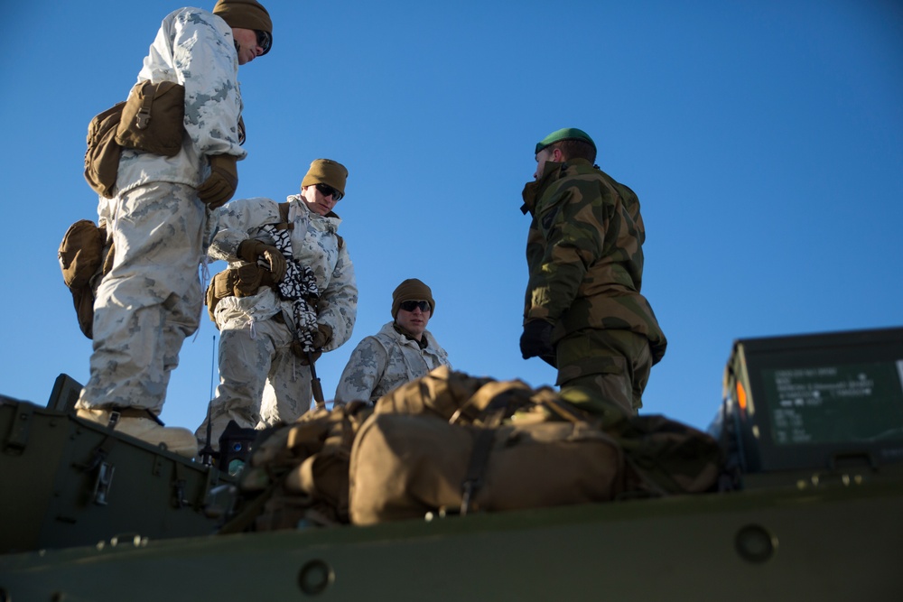 Norwegian Minister of Defence visits U.S. Marines