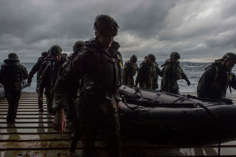 Green Bay and 31st MEU conduct CRRC rehearsal