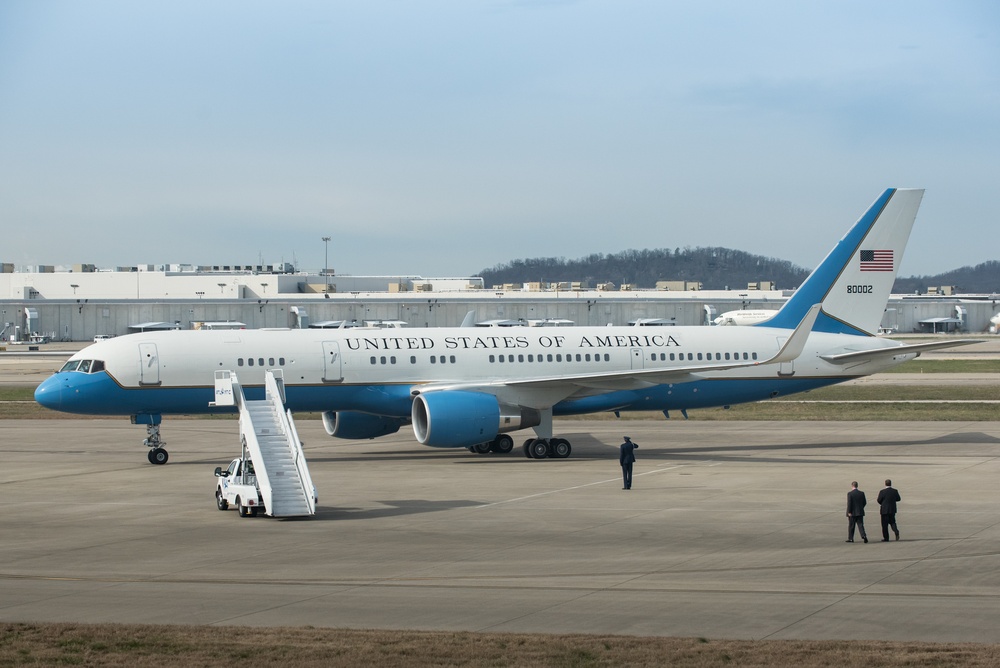 Vice president arrives at Kentucky Air Guard Base