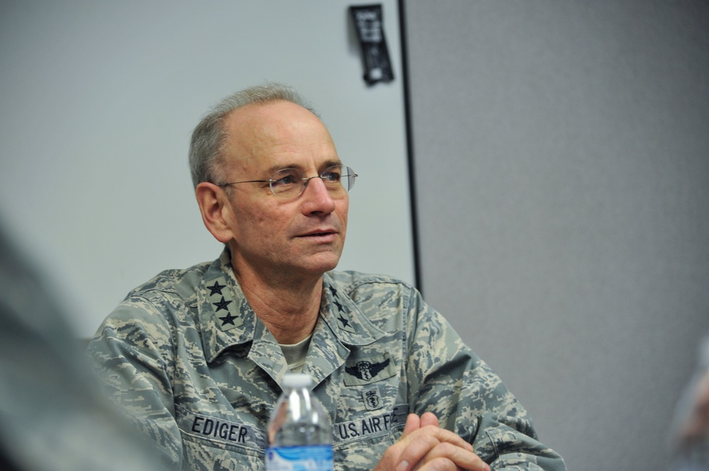 AF surgeon general visits Kirtland medics
