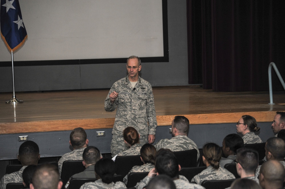 AF surgeon general visits Kirtland medics