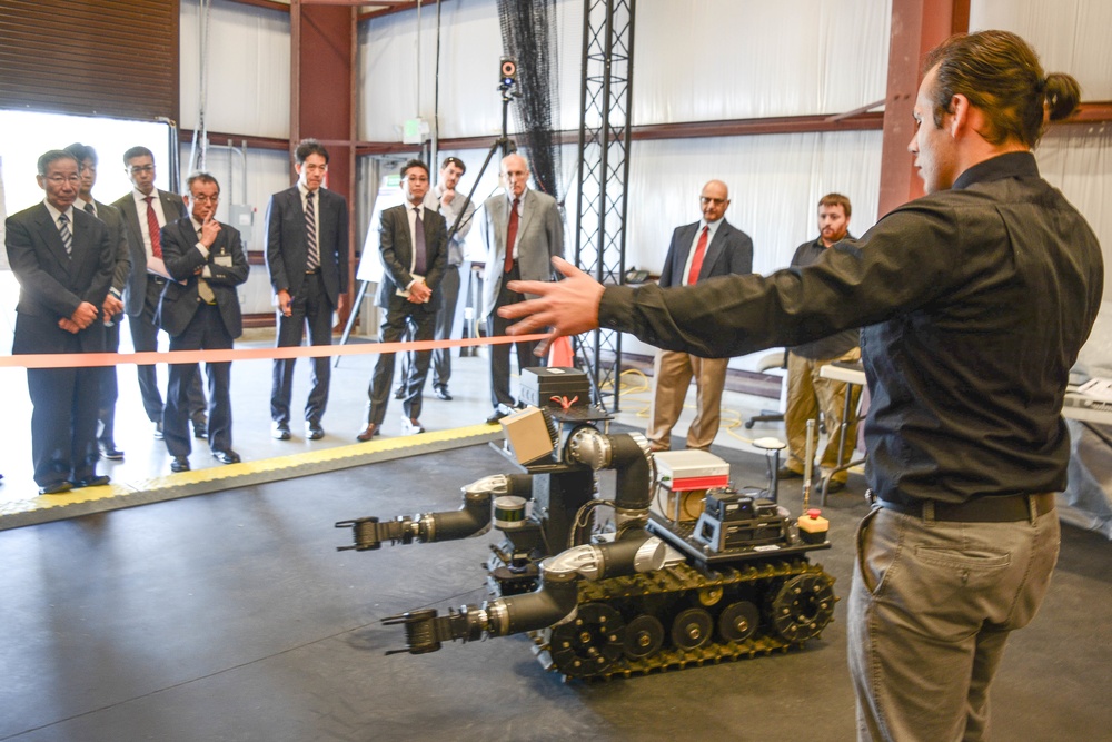 Japanese industry delegation visits Army lab