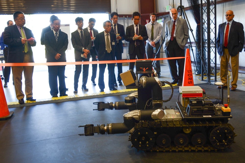 Japanese industry delegation visits Army lab
