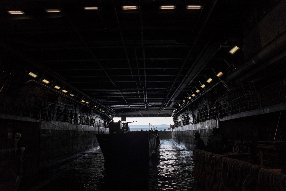 LCU 1666 embarks aboard USS Green Bay