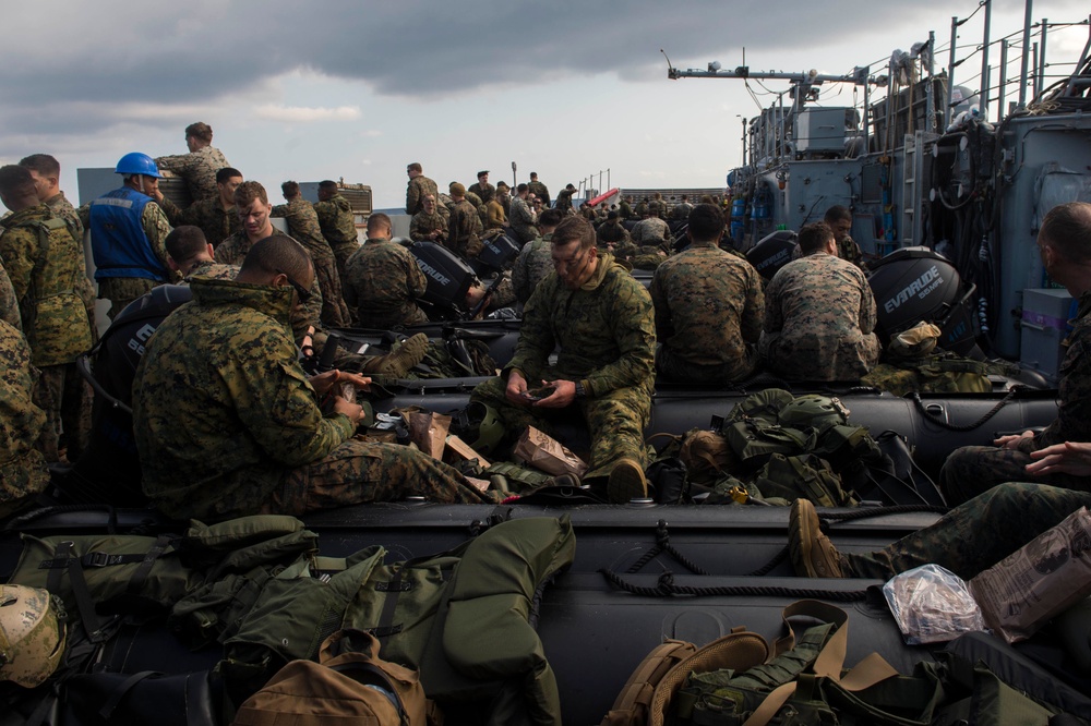 31st MEU Marines conduct a CRRC beach raid with USS Green Bay and LCU 1666