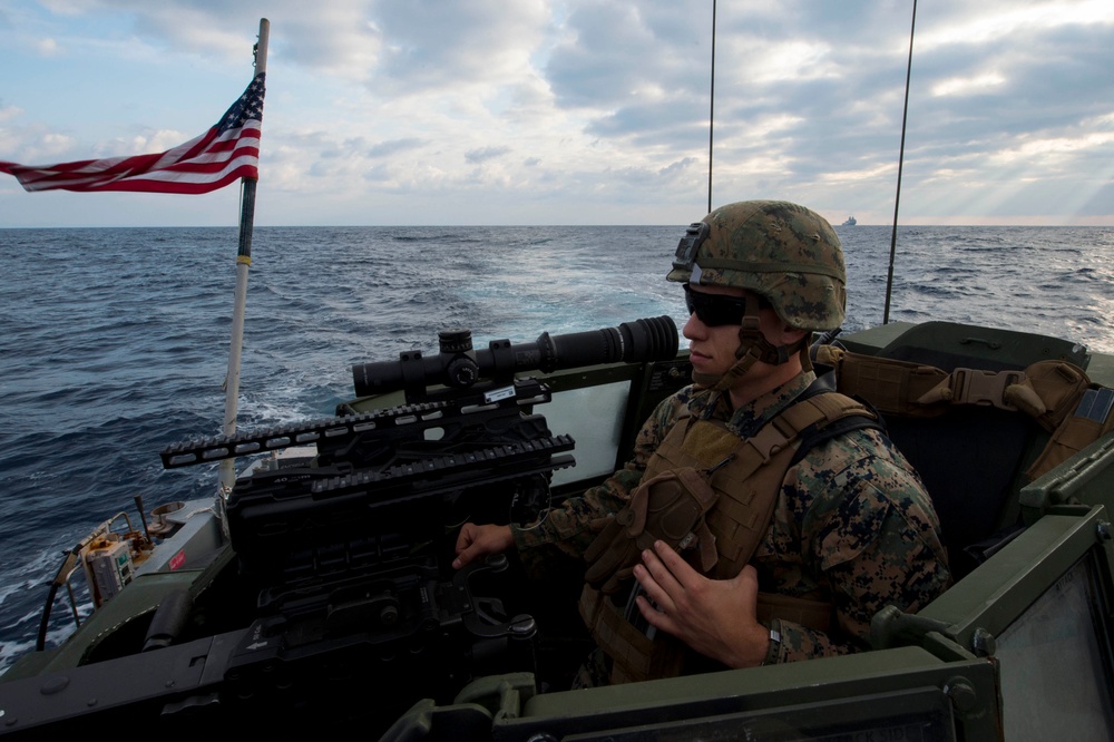 31st MEU Marines conduct a CRRC beach raid with USS Green Bay and LCU 1666