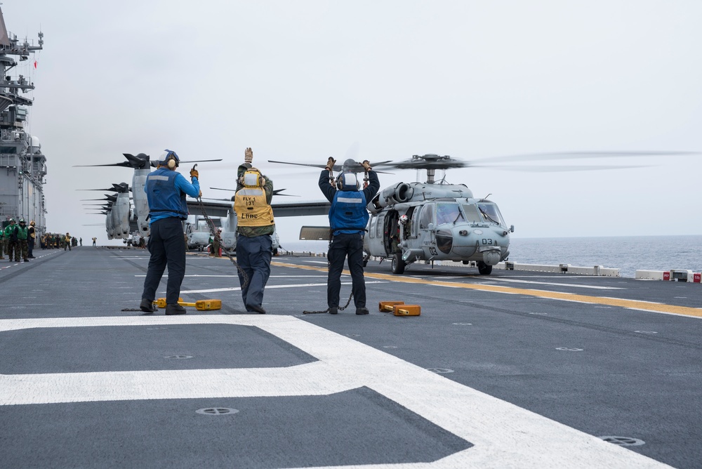 USS Bonhomme Richard (LHD 6) Conducts Air Assault Exercise