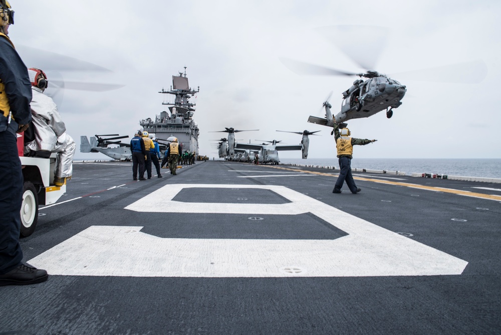 USS Bonhomme Richard (LHD 6) Conducts Air Assault Exercise