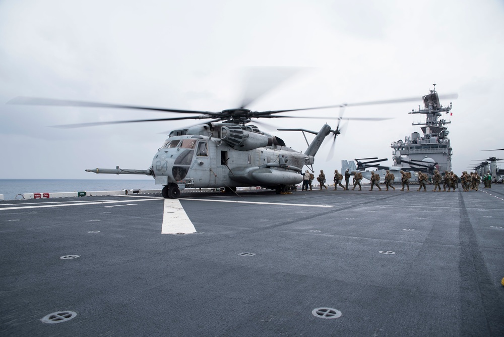 USS Bonhomme Richard (LHD 6) Conducts Air Assault Exercise