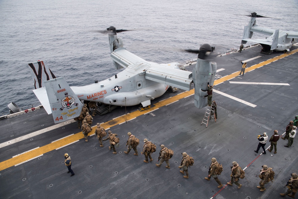 USS Bonhomme Richard (LHD 6) Conducts Air Assault Exercise