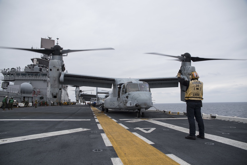 USS Bonhomme Richard (LHD 6) Conducts Air Assault Exercise