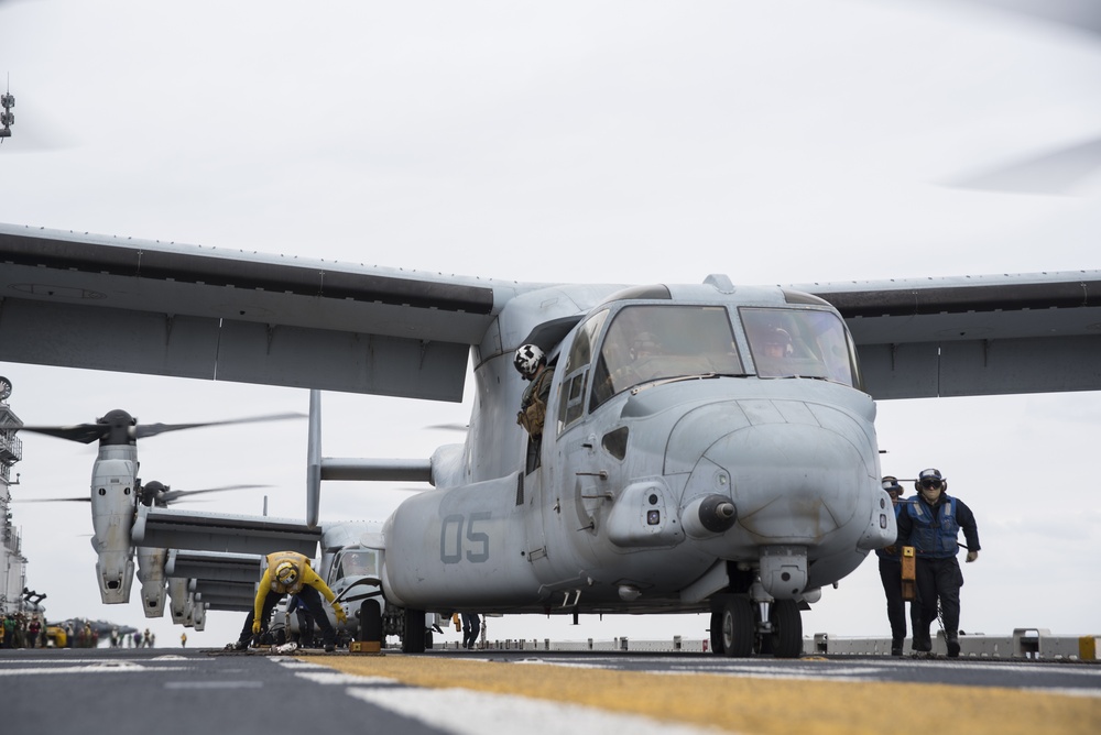 USS Bonhomme Richard (LHD 6) Conducts Air Assault Exercise