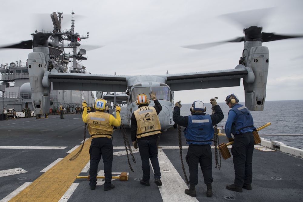 USS Bonhomme Richard (LHD 6) Conducts Air Assault Exercise