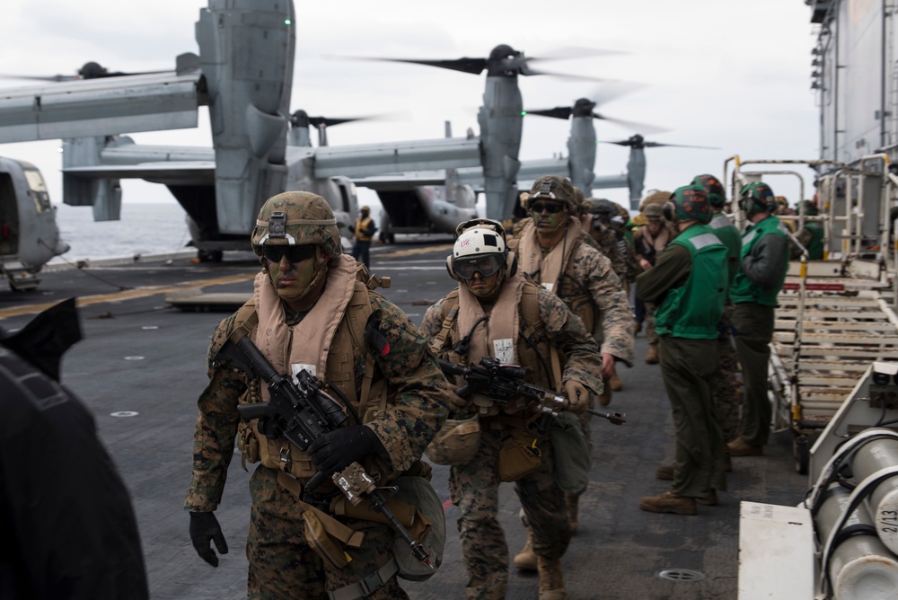 USS Bonhomme Richard (LHD 6) Conducts Air Assault Exercise