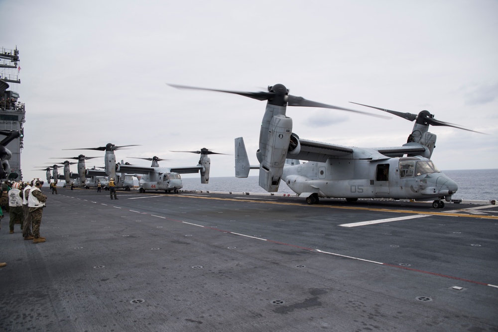 USS Bonhomme Richard (LHD 6) Conducts Air Assault Exercise