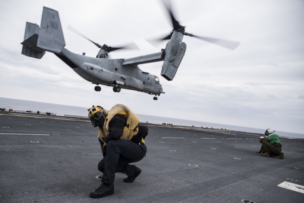 USS Bonhomme Richard (LHD 6) Conducts Air Assault Exercise