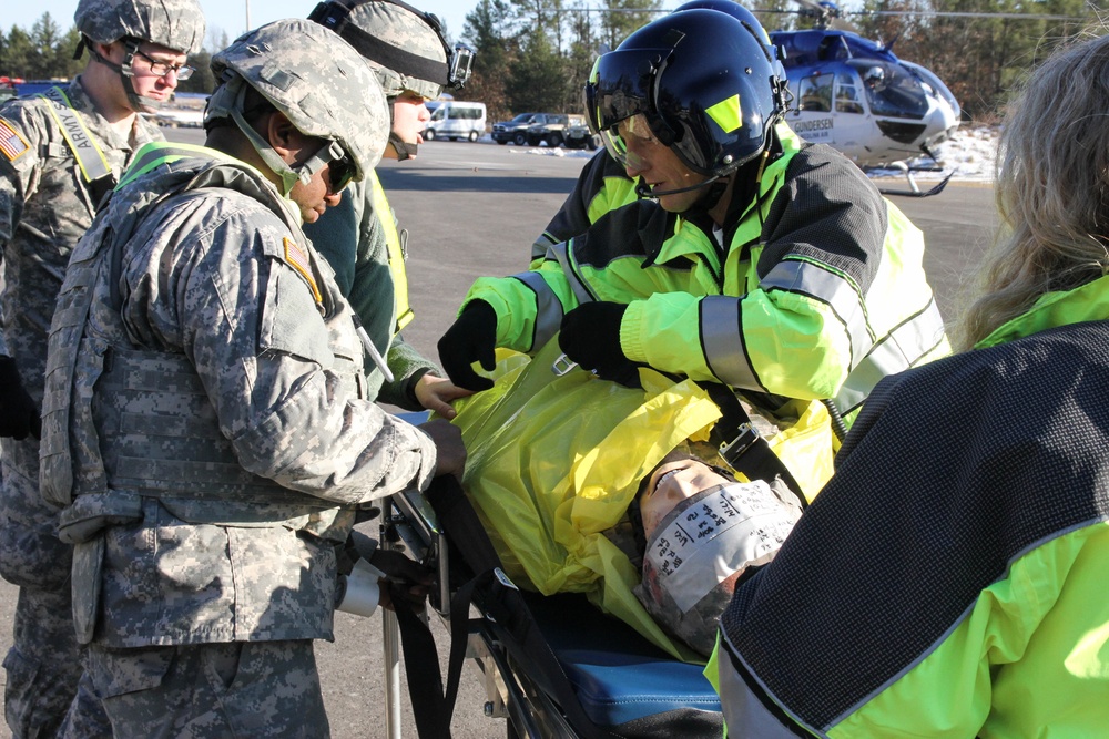 Medics train for MEDEVAC during Op Cold Steel 2017