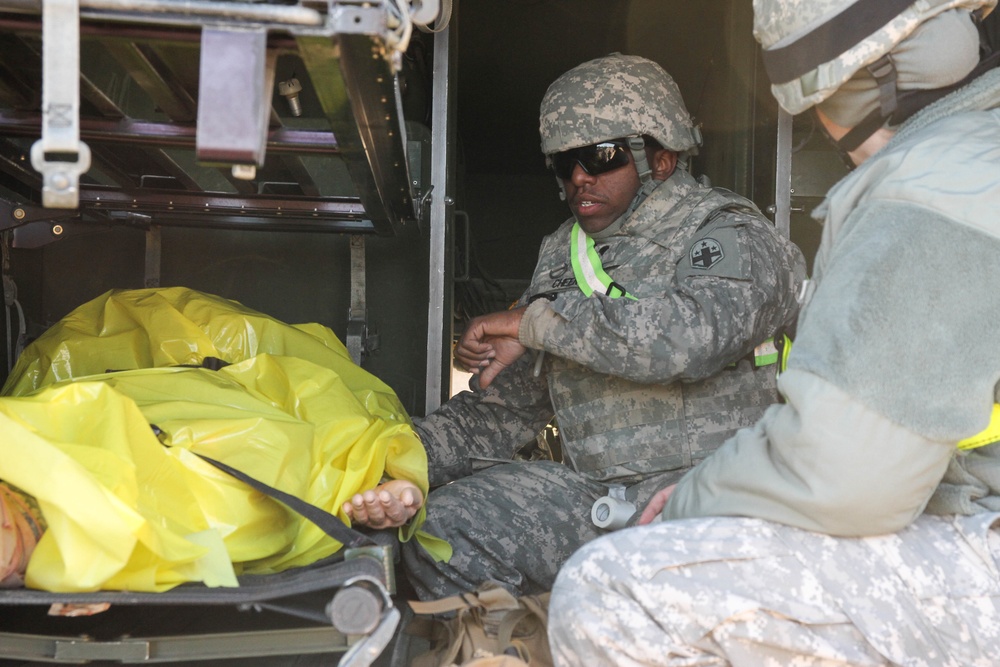 Medics train for MEDEVAC during Op Cold Steel 2017