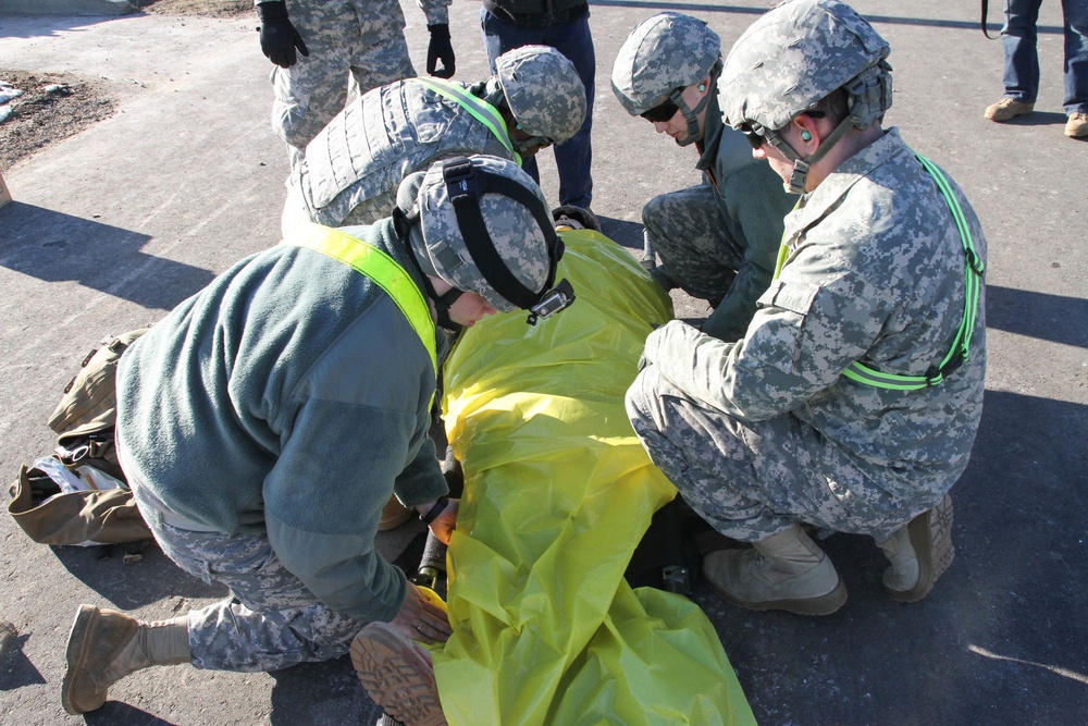 Medics train for MEDEVAC during Op Cold Steel 2017